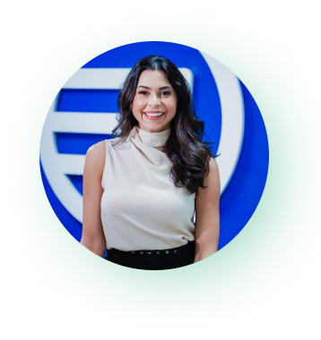 Juliana na frente da logo da liberfly